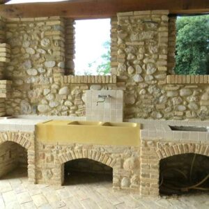 Built-in kitchen with exposed stone bricks