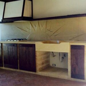Built-in kitchen with marble top and hob